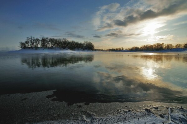 Fiume e isola con alberi sullo sfondo del cielo