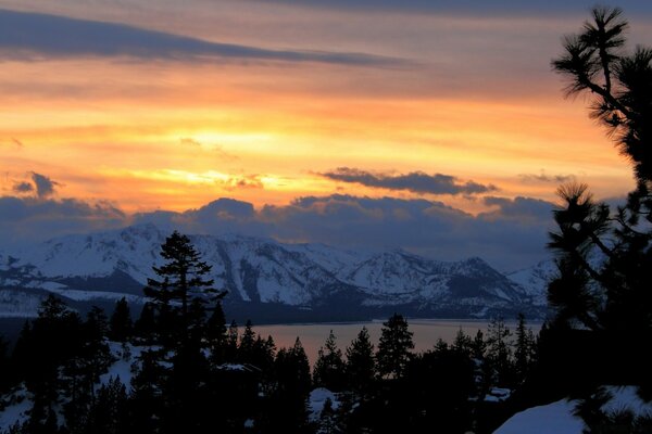 Montagnes enneigées sur fond de coucher de soleil