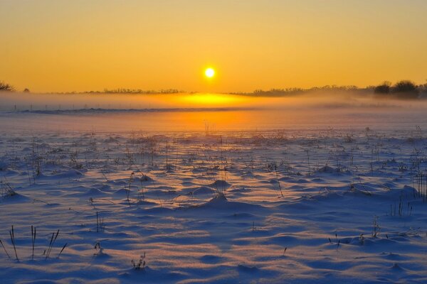 Spiegelbild eines frostigen Sonnenuntergangs im Schnee