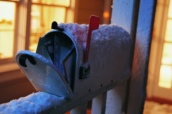 Briefkasten umhüllt den Schnee