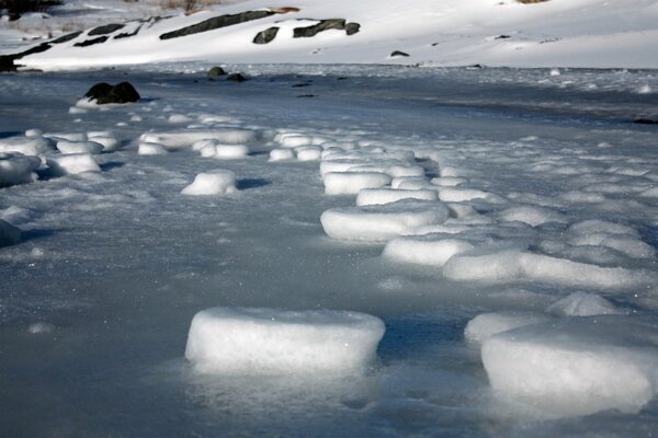 Piccoli biscotti di neve si sono formati sul ghiaccio