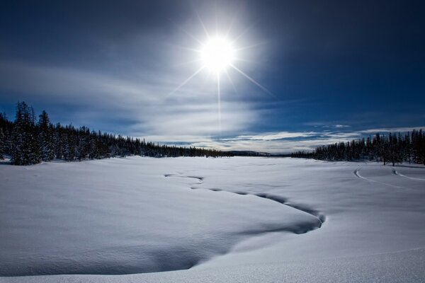 Die Straße auf der schneebedeckten Dalí und der Sonne in Zinit