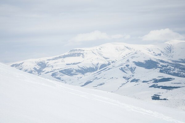 Il bordo freddo delle montagne innevate