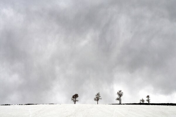 Fumée sur la neige. Paysage hivernal