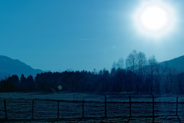 Hermoso paisaje. Amanecer en invierno