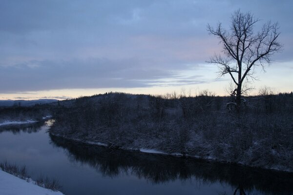 Abendlandschaft der Fluss zieht in die Ferne