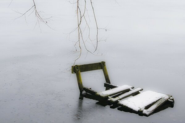 Radeau gelé dans la glace sur la rivière