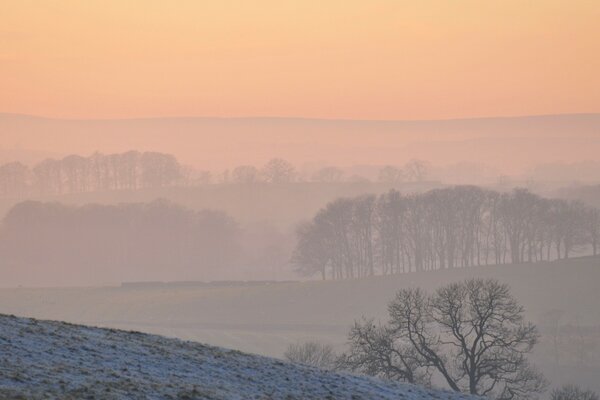 Belle vue des montagnes dans le brouillard