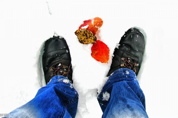 Est sorti en hiver dans la rue pour filmer ses chaussures