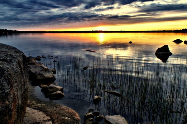 Hermosa puesta de sol y el reflejo del sol en el lago