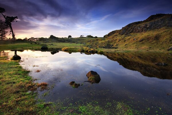 El cielo se refleja en el agua clara
