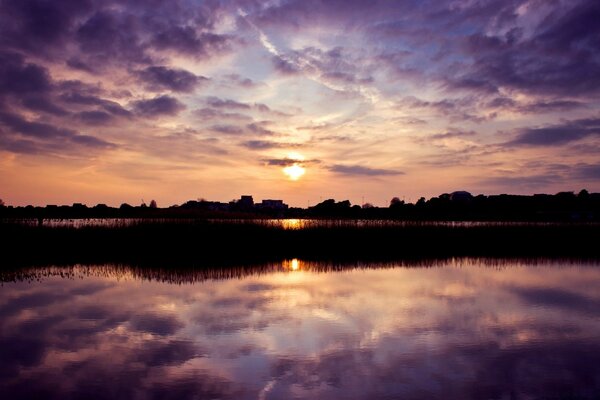 Puesta de sol en un lago solitario