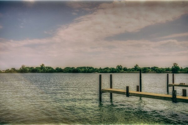 Vista tranquilla sul lago e passerelle