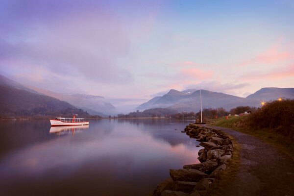 Bateau sur le lac dans le brouillard