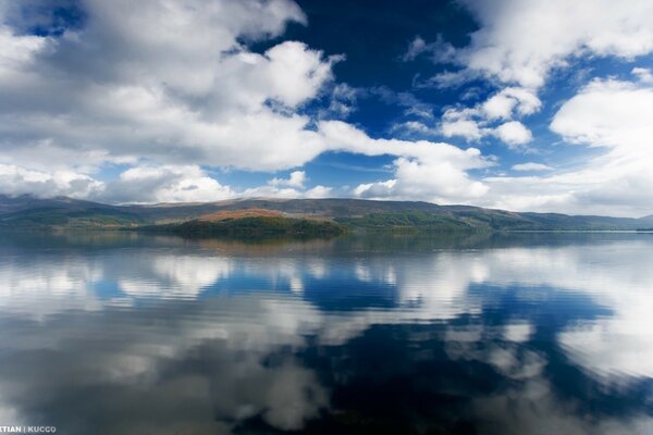 Reflexion der weißen Wolken im See