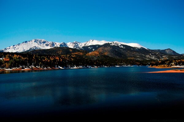 Viaggio in un lago di montagna in primavera