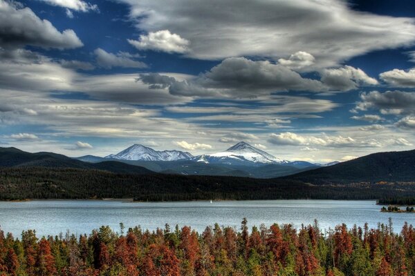 Lagos cerca de las altas montañas