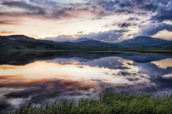 Lago en el fondo de un paisaje de puesta de sol Celestial