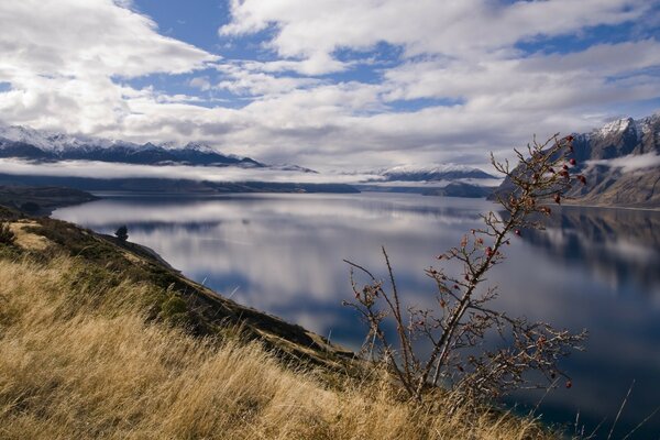 The merging of clouds and the landscape of the lake