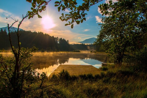 Pont au bord du lac dans les rayons du soleil du matin