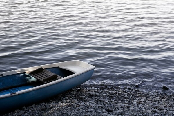 Le bateau se trouve sur le quai du lac