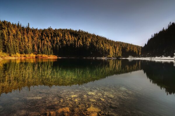 Lac reflétant l aube dans l eau