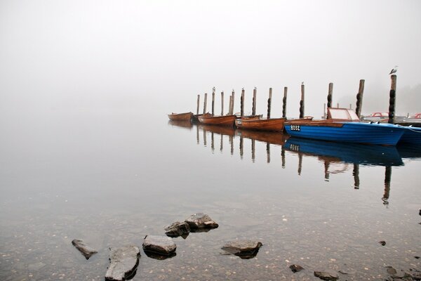 Boote an der Anlegestelle im Nebel