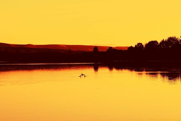 Der Sonnenuntergang fällt auf den See