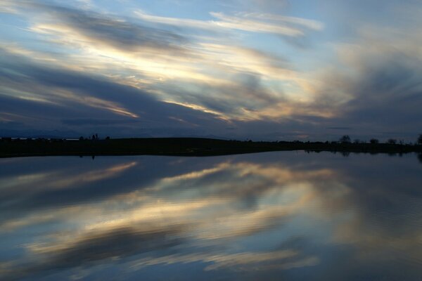 Abstraction aube dans le ciel au bord de l eau