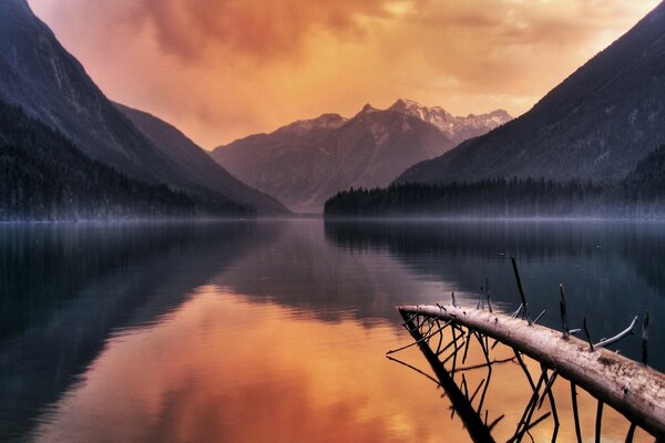 Sonnenuntergang am See in einer Berglandschaft