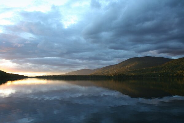 Paysage de lac au coucher du Soleil