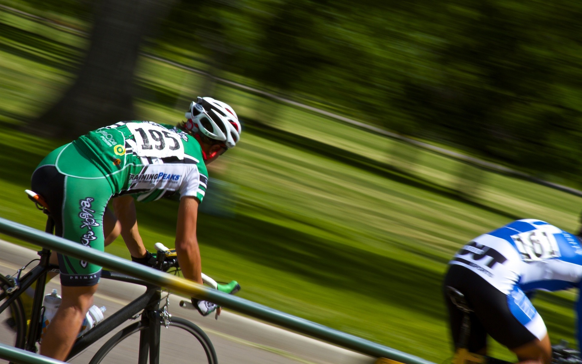 radfahren rennen wettbewerb track meisterschaft fahrrad rennfahrer aktion radfahrer räder auto schnell fahrt athlet beeilen sie sich helm autosport biker champion fahrrad verkehr