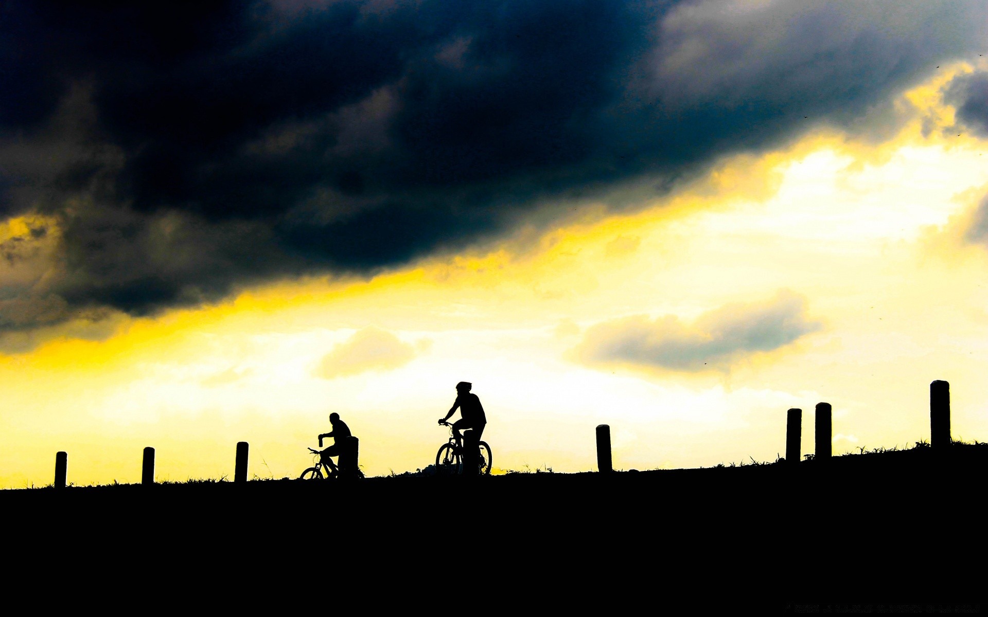 ciclismo puesta de sol silueta iluminado amanecer sol cielo noche anochecer luz al aire libre paisaje sentado