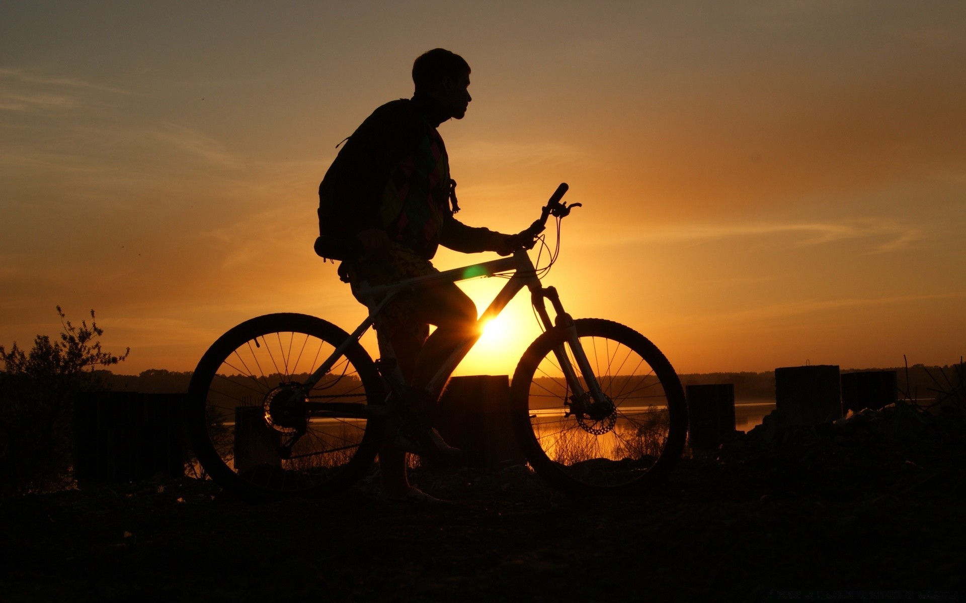 cyclisme coucher de soleil roue vélo rétro-éclairé cycliste aube silhouette motard crépuscule assis repos homme un