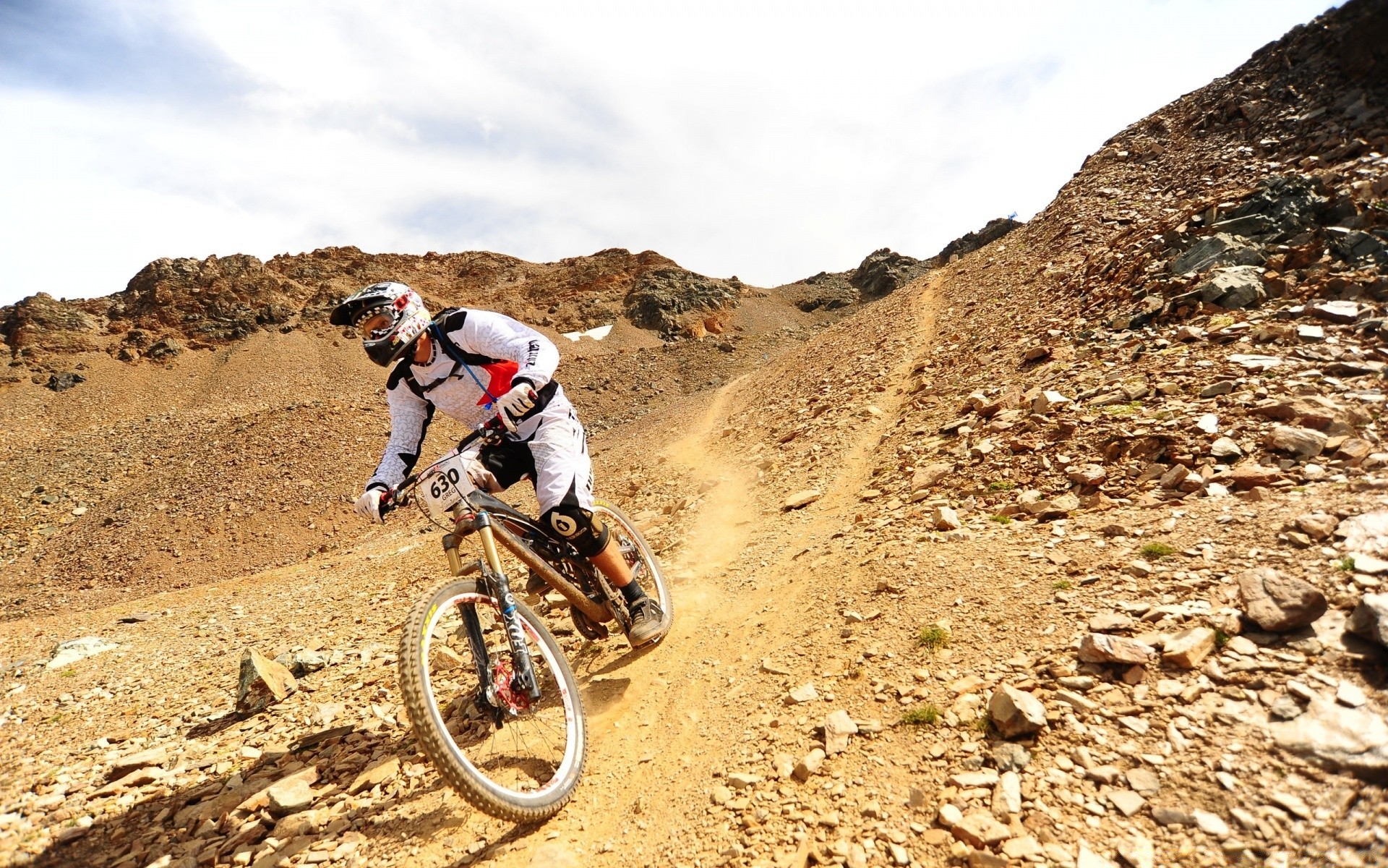 andar de bicicleta aventura trilha ação motociclista bicicleta estrada rodas pressa tráfego montanhas férias férias ciclista solo sozinho