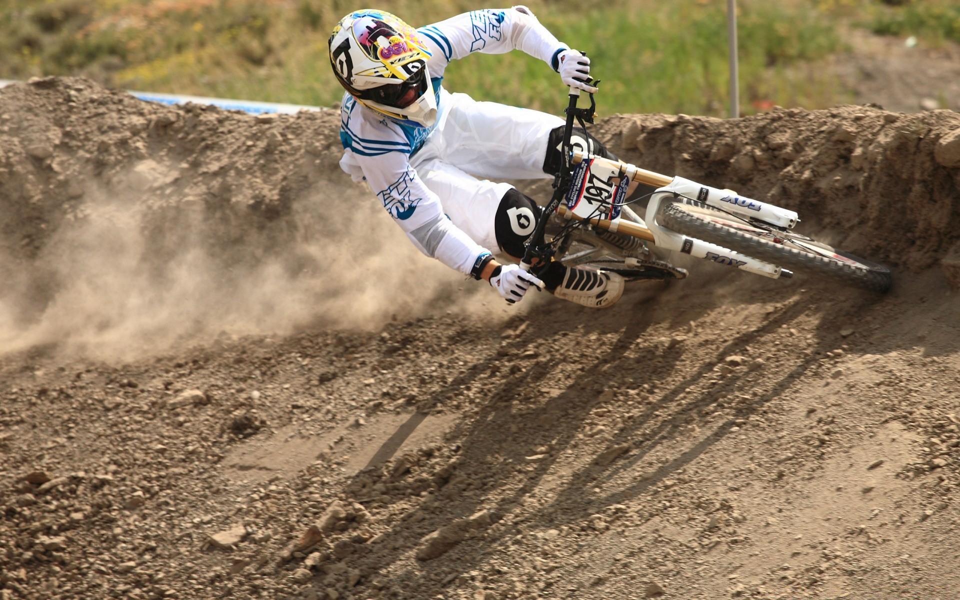 cyclisme sol compétition course voiture action dépêchez-vous vélo trafic coureur casque rapide poussière roue motocross un saleté homme sport