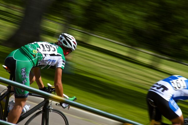 Wyścigi rowerowe. Dwóch rowerzystów