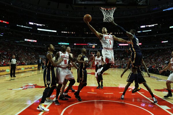 Fotos de jugadores de baloncesto de la NBA en un partido