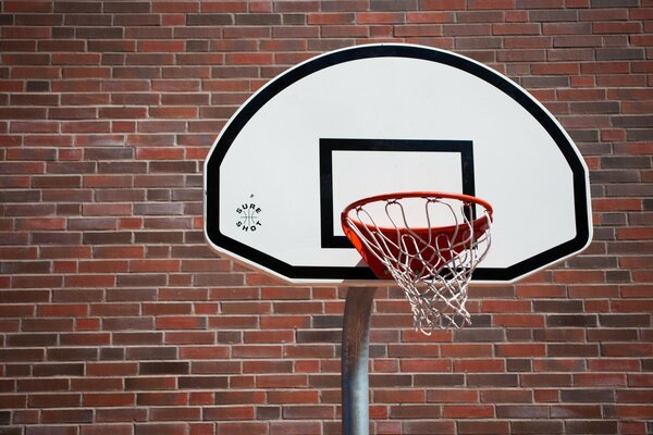 Lass uns draußen Basketball spielen