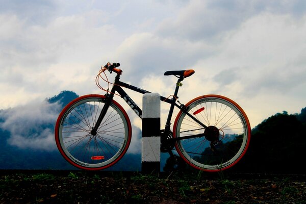 Rotes Fahrrad auf dem Hintergrund der Berge