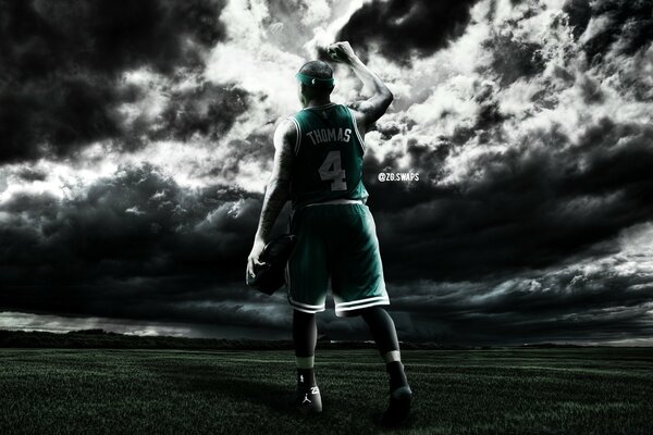 Joueur de basket sur fond d orage