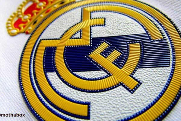 شعار ريال مدريد على ملمس يشبه الجلد