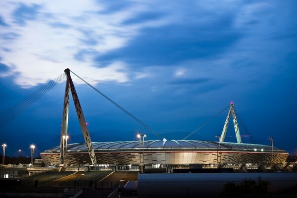 Stadio di calcio Juventus. Paesaggio notturno