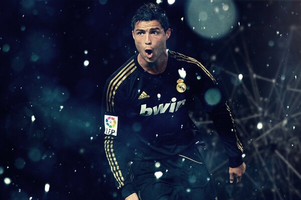 Cristiano Ronaldo en movimiento bajo los copos de nieve que caen