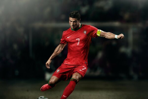 Joueur de football sur le terrain. Jouer au football. Ronaldo en jeu