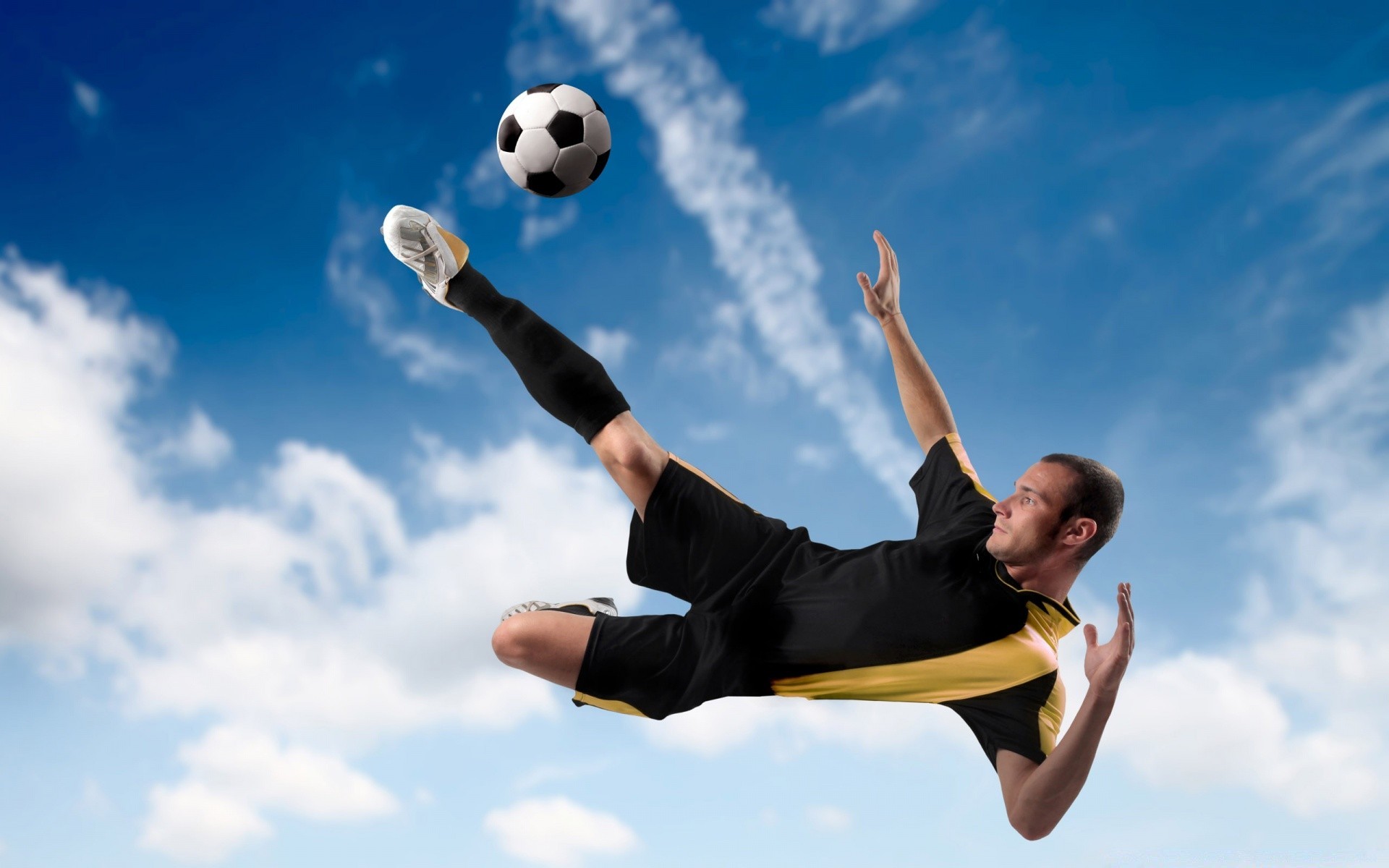 futebol ação céu ao ar livre futebol diversão energético vitória descanso liberdade exercício descanso habilidade sucesso competição equilíbrio agilidade ativo bola alegria homem