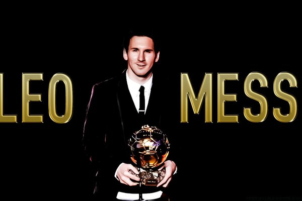 Leo Messi, top şeklinde bir ödülle