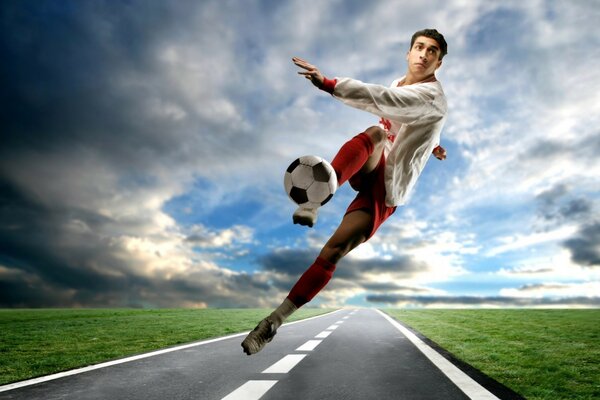 Joueur de football avec ballon sur la route à distance