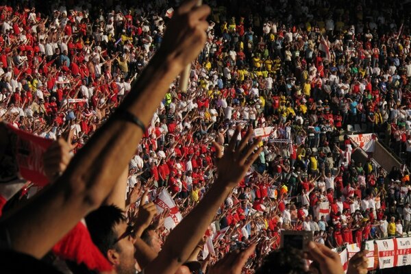 Fãs de futebol com roupas vermelhas