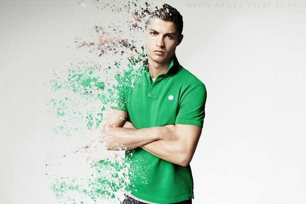 Un footballeur en t-shirt vert